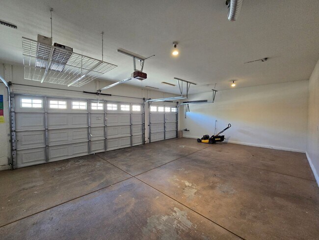 Building Photo - An Amazing NW Home! Over 3300 sq ft w/ pool & spa! Must see!