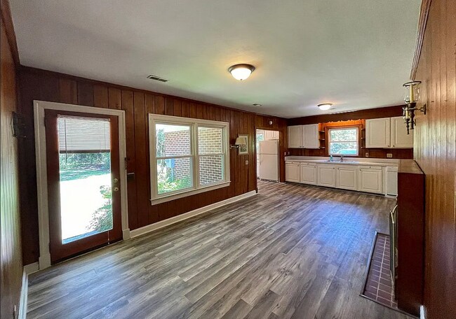Building Photo - 803 S St Claire Dr