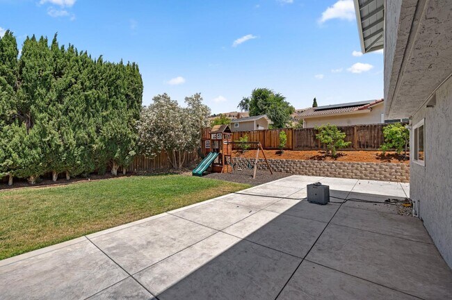 Building Photo - 3661 Slopeview Dr
