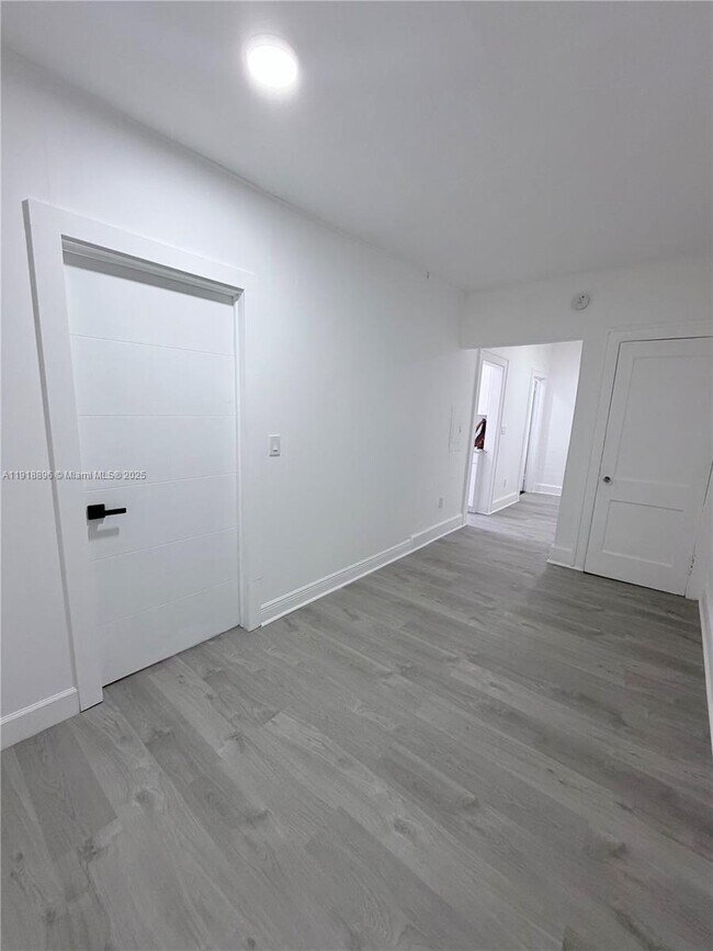 Building Photo - 1560 SW 5th St