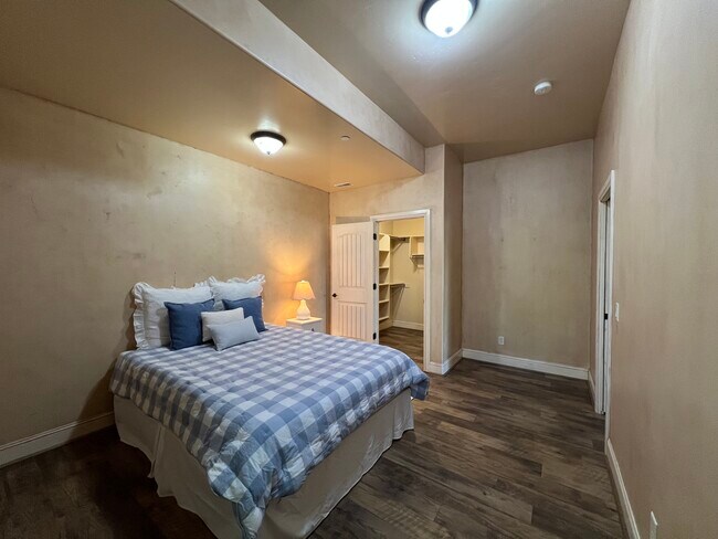 Building Photo - 5384 Elkhorn Cir