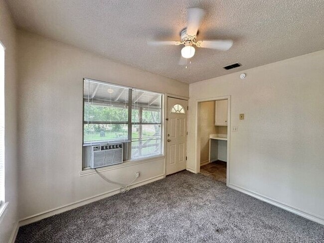 Building Photo - Available Now! Refreshed 1 Bedroom 1 Bath ...