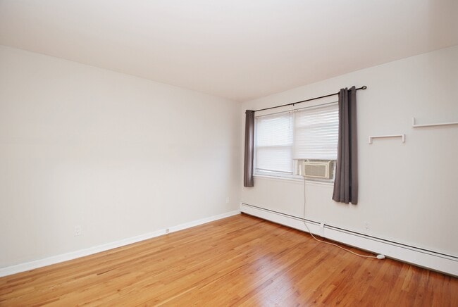 Building Photo - 77 Webb Ave