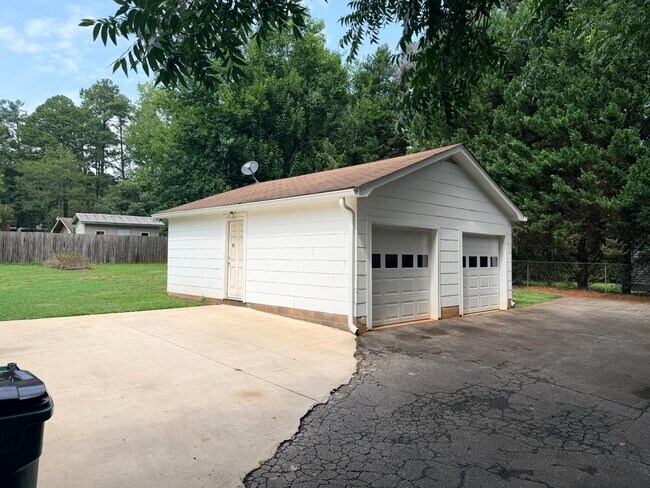 Building Photo - 415 Sells Rd