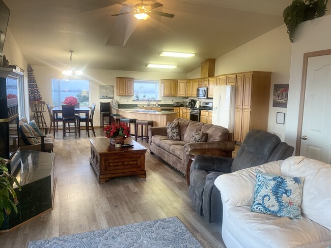 Primary Photo - 1361 Buhne Dr