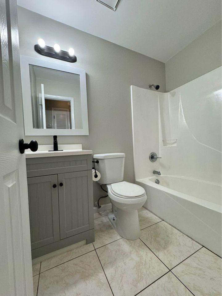 Building Photo - 5204 Beach Dr