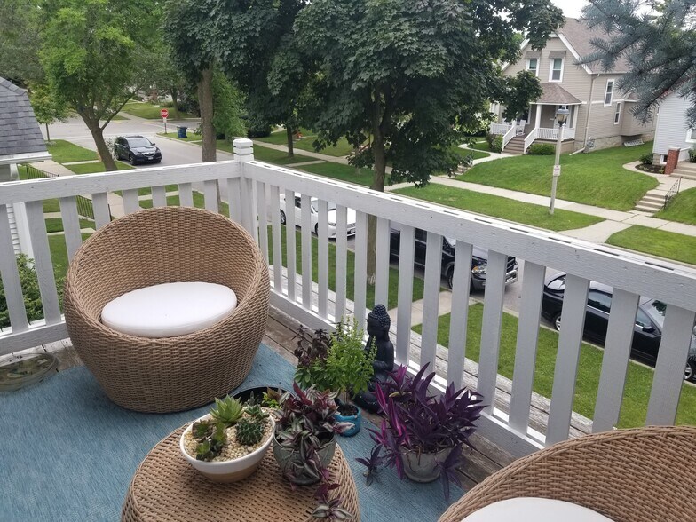 Balcony - 4516 N Bartlett Ave