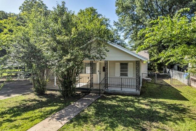 Building Photo - 114 E Ross Ave