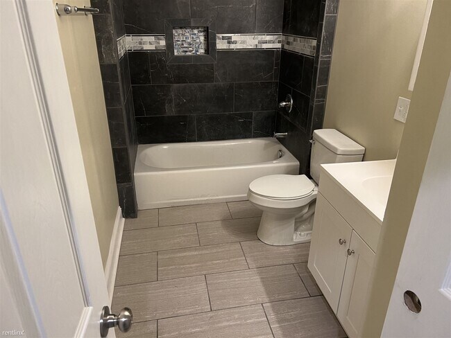 Building Photo - 2 br, 1 bath Triplex - Uptown close Point ...
