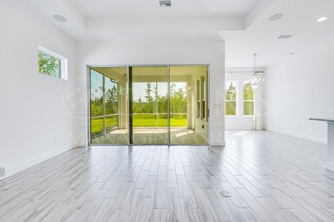Building Photo - Luxurious 3-Bedroom Home Backing to a Natu...