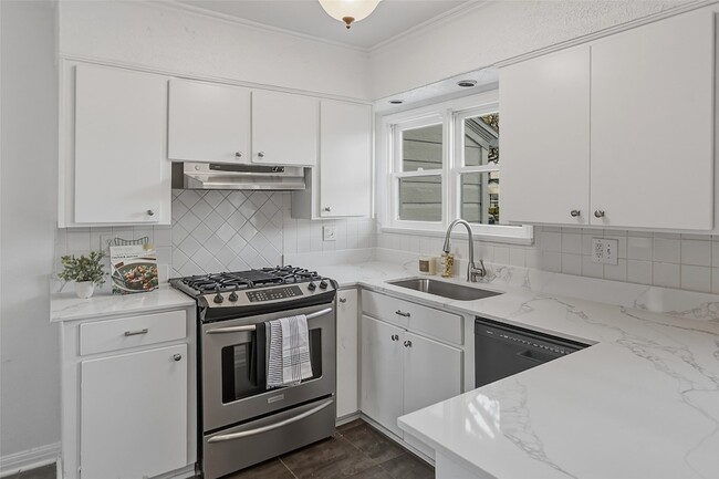 Building Photo - 6417 Darwood Ave