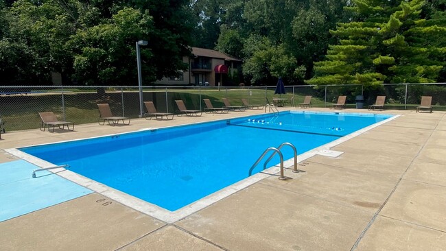 Building Photo - Spacious 1 Bedroom Condo with Pool