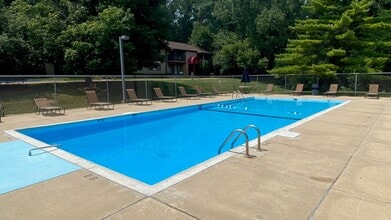 Building Photo - Spacious 2 bed 1.5 bathroom Condominium