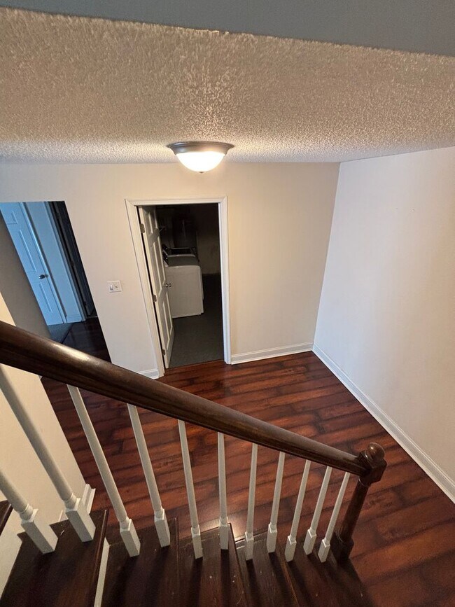 Building Photo - Rent Special! Half Month FREE!