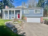 Building Photo - Charming 4 Bedroom Residence with Expansive Yard