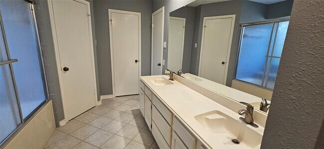 Building Photo - 4027 Avanti Dr
