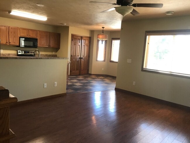 Building Photo - Beautiful West Side 3 Bed/2.5 Bath Townhome!