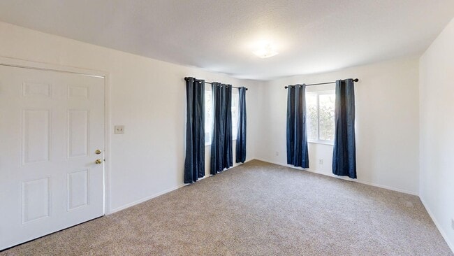 Building Photo - Charming 2 bedroom 1 bath on Large Lot!!