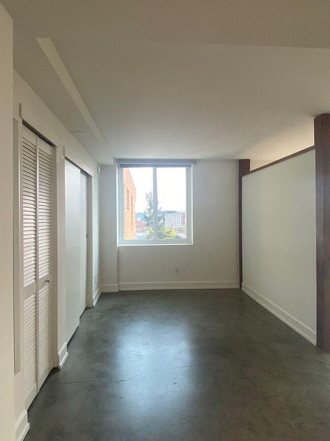 Building Photo - Beautiful apartment in Goose Hallow- Prime...