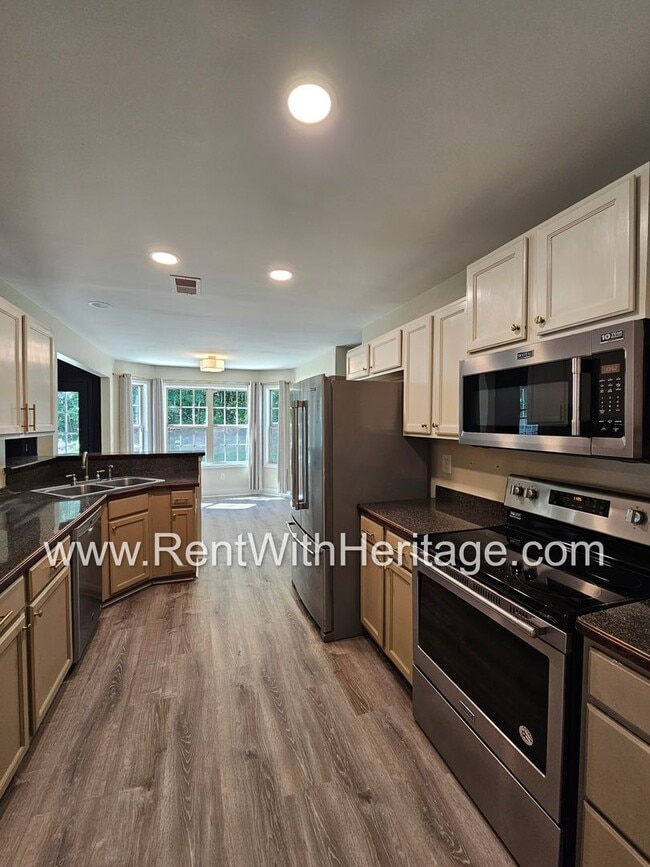 Building Photo - Amazing 4 Bedroom/ 3 Bath Home / Attention...