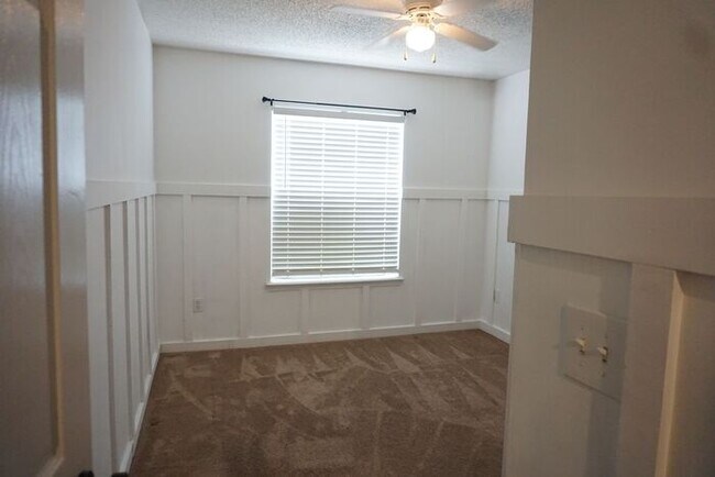 Building Photo - 3 Bedroom 2 Bathroom House with Garage Near Oakleaf