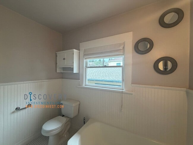 Building Photo - Lakeshore Craftsman with Detached Cottage and Versatile Bonus Rooms