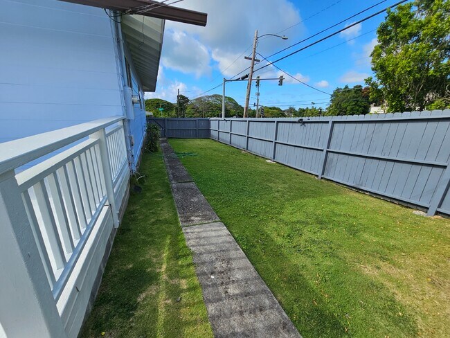 Building Photo - 3 Bed / 2 Bath Single-Family Attached Home...