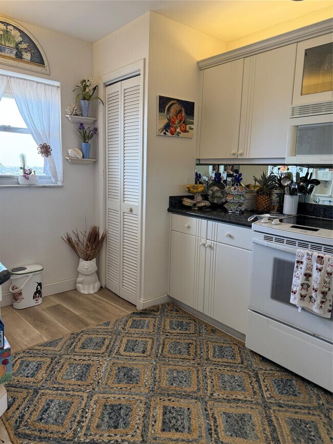 Building Photo - 1523 E Hillsboro Blvd