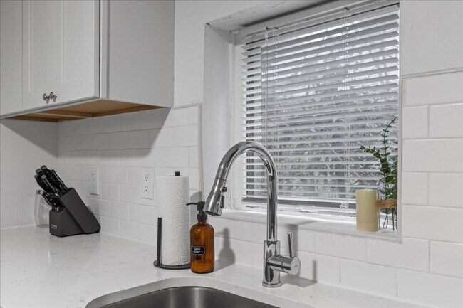 Building Photo - Renovated 3-bed, 2.5-bath house in Heart o...