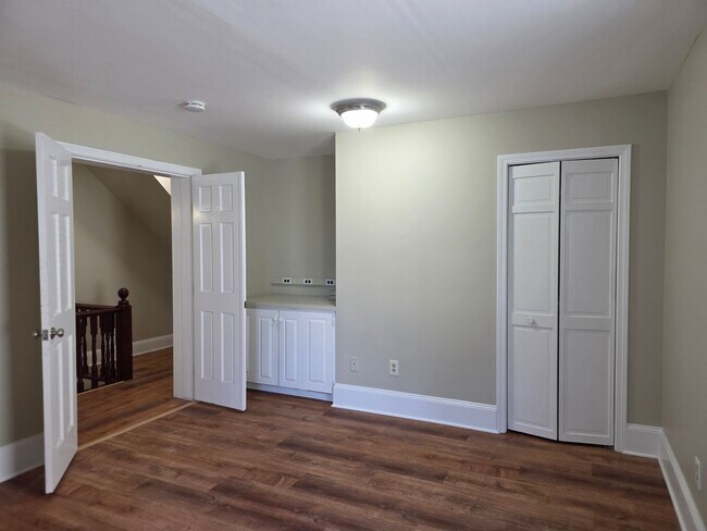 Building Photo - No Brokers Fee, In-Unit Laundry, Eat-in Kitchen, Large bedrooms, 3 Full Bathrooms