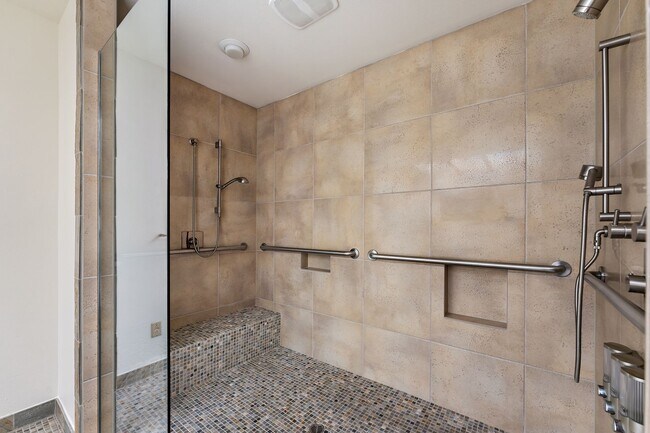 Building Photo - 4-Bedroom Luxury Home for Rent by Portland...