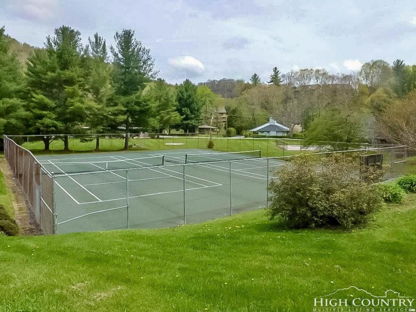 Community tennis court - 270 River Road 2