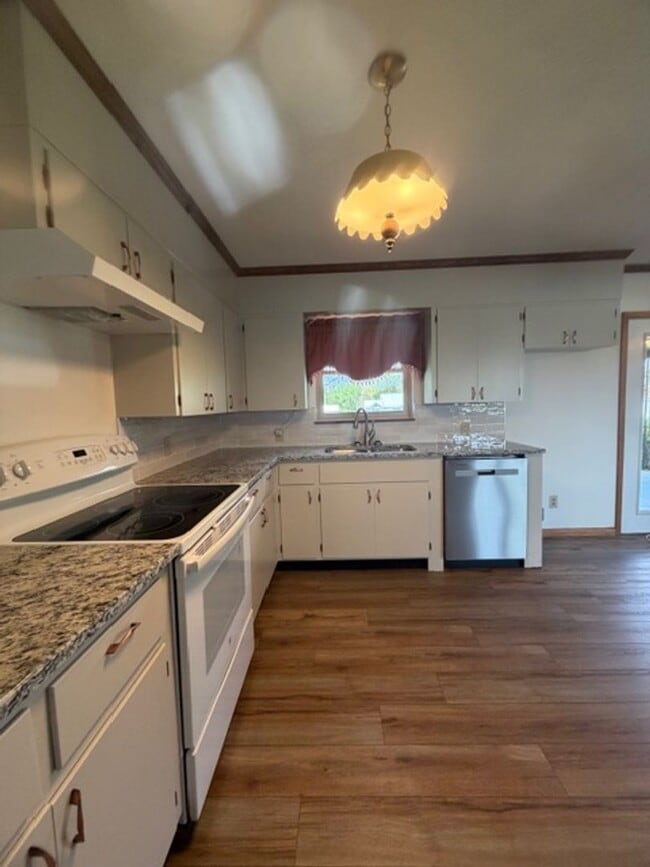 Building Photo - Maryville 37801 - Newly Remodeled 2 bedroom 2 full bath rancher with carport - Contact Debra John...