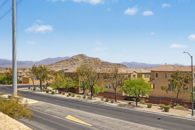 Building Photo - 2 BEDROOM CONDO WITH MOUNTAIN VIEWS!