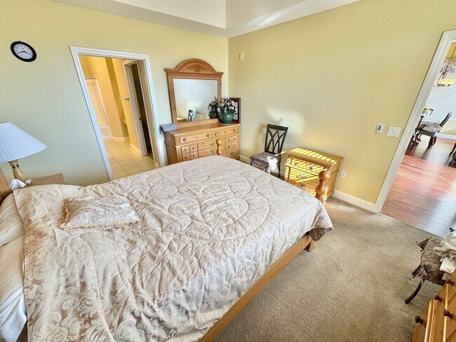 Building Photo - Modern condo with resort-style living in South Las Vegas