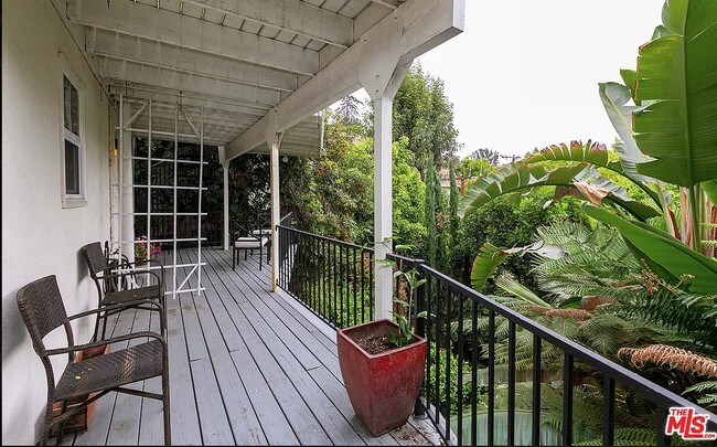 Building Photo - 2472 Hollyridge Dr
