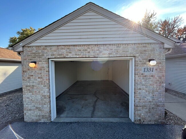 Building Photo - 2 bedroom, 2 full bath with attached garage