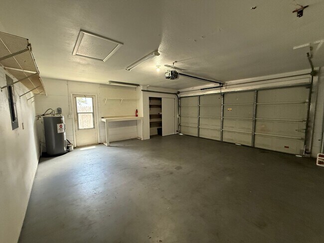 Building Photo - Spacious 2 Bedroom, 2 Bath, 2 car garage Home For Rent in New Port Richey!