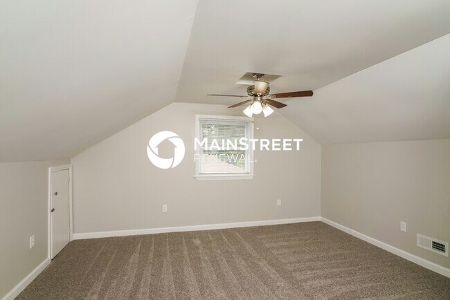 Building Photo - 3 Bedroom Pet-Friendly Home in Louisville, KY with Main Street Renewal