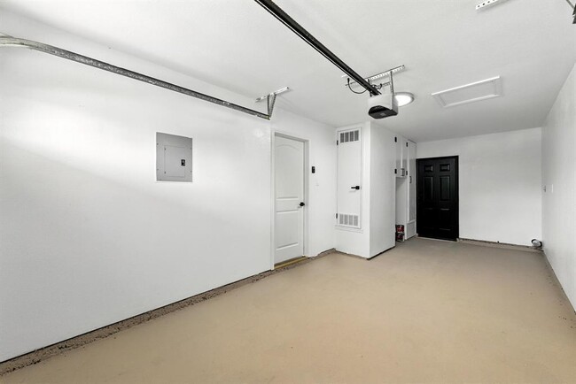 Building Photo - 8520 Bradford Dr