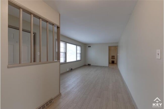 Building Photo - 953 S Doreen St