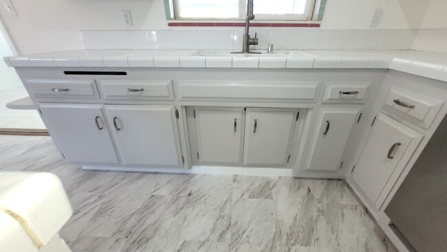 Building Photo - Beautiful University City Home