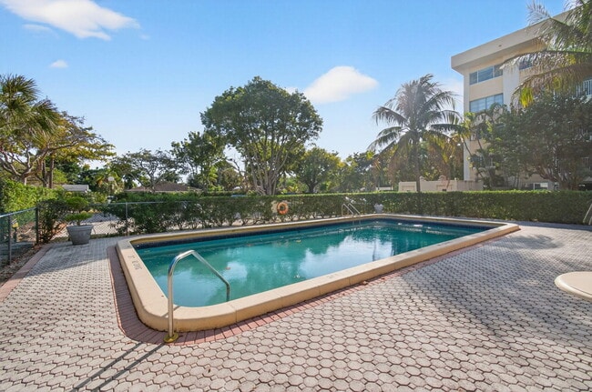 Building Photo - 50 SW 3rd Ave