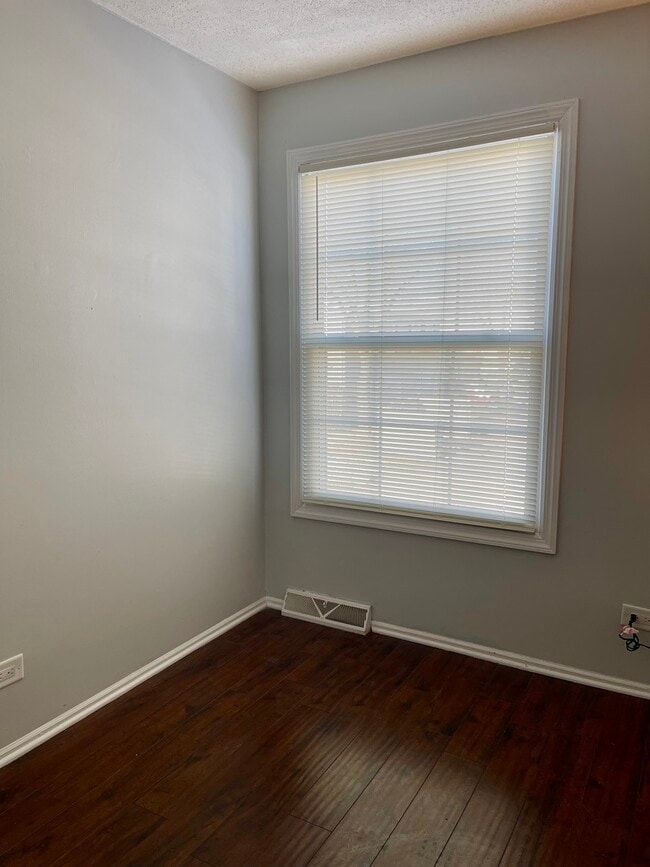 Building Photo - 479 James Ct