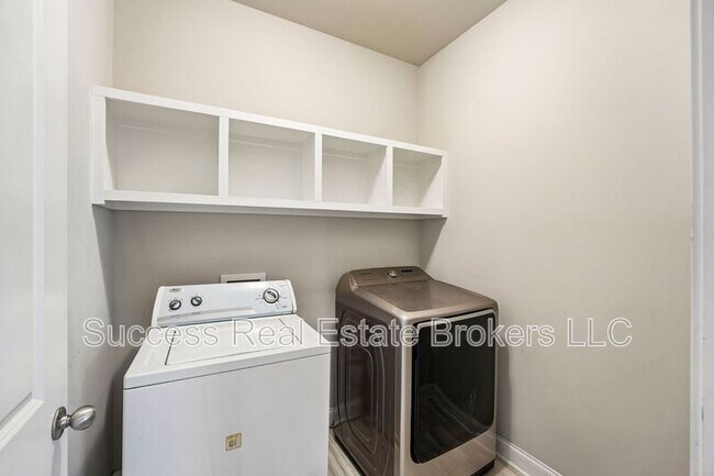 Building Photo - 1231 Ridenour Ln