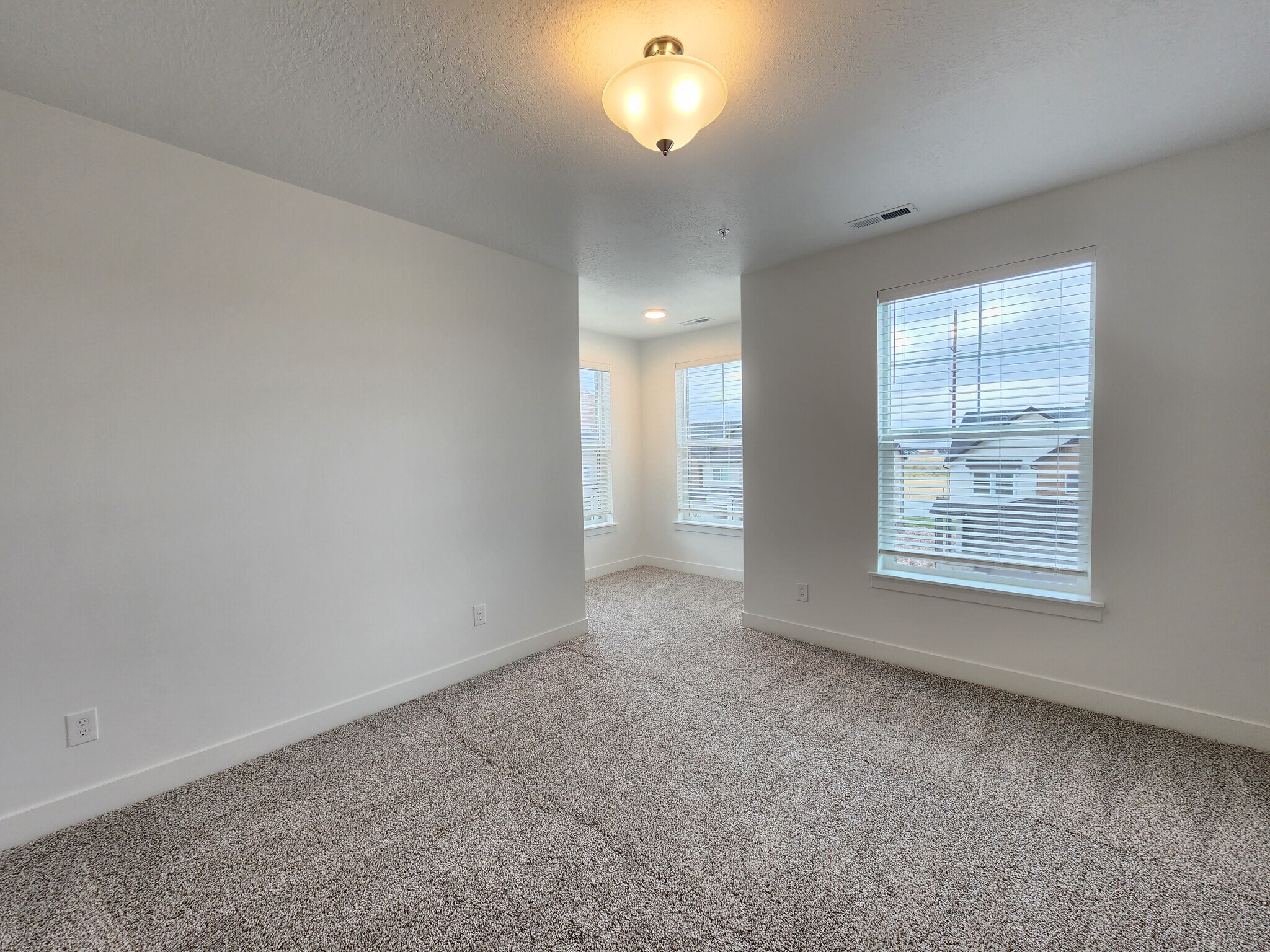 Building Photo - 4735 S Alder Dr