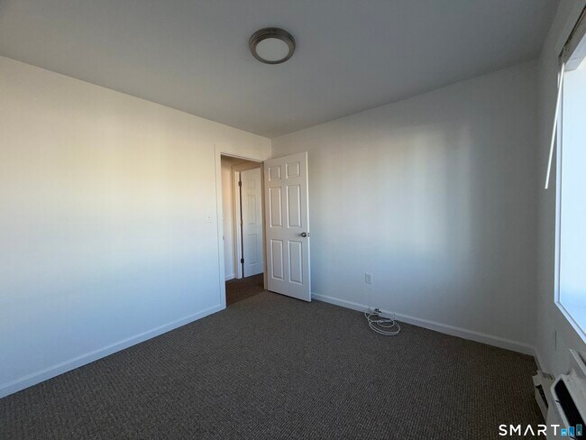 Building Photo - 69 Cove Rd