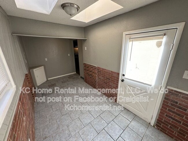 Building Photo - 8044 Wabash Ave