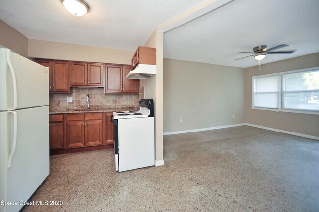 Building Photo - 1420 Avocado Ave