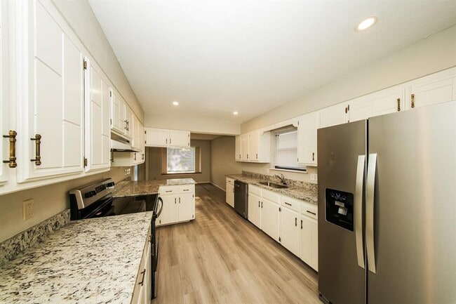 Building Photo - 813 N Briarcliff Dr